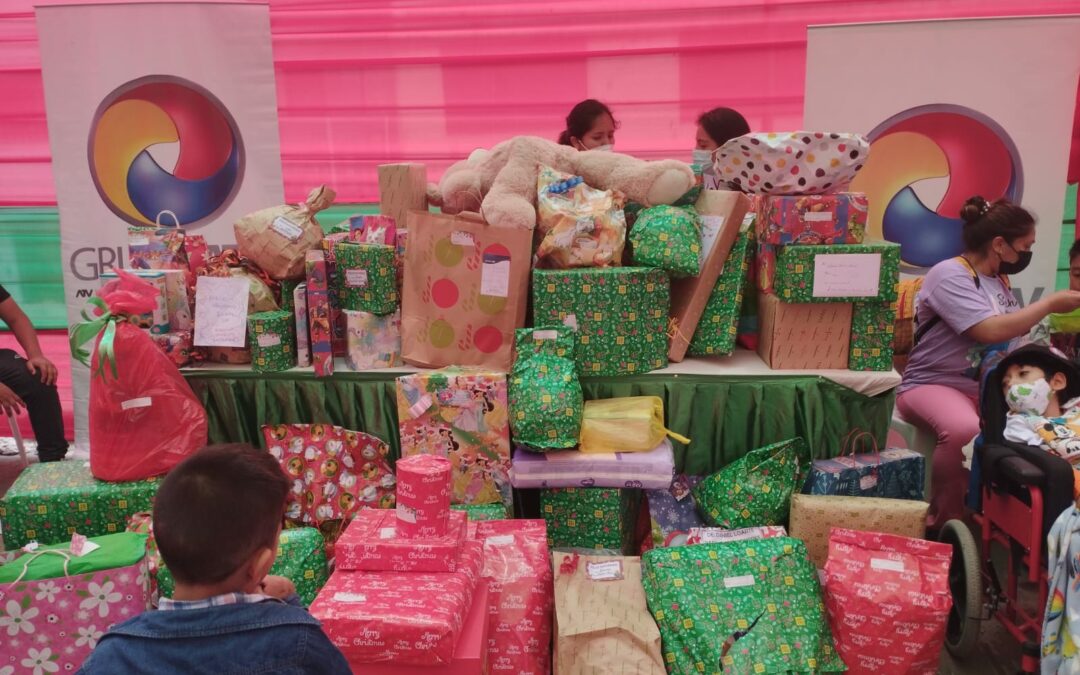 Colaboradores de ATV llevan alegría y regalos a niños